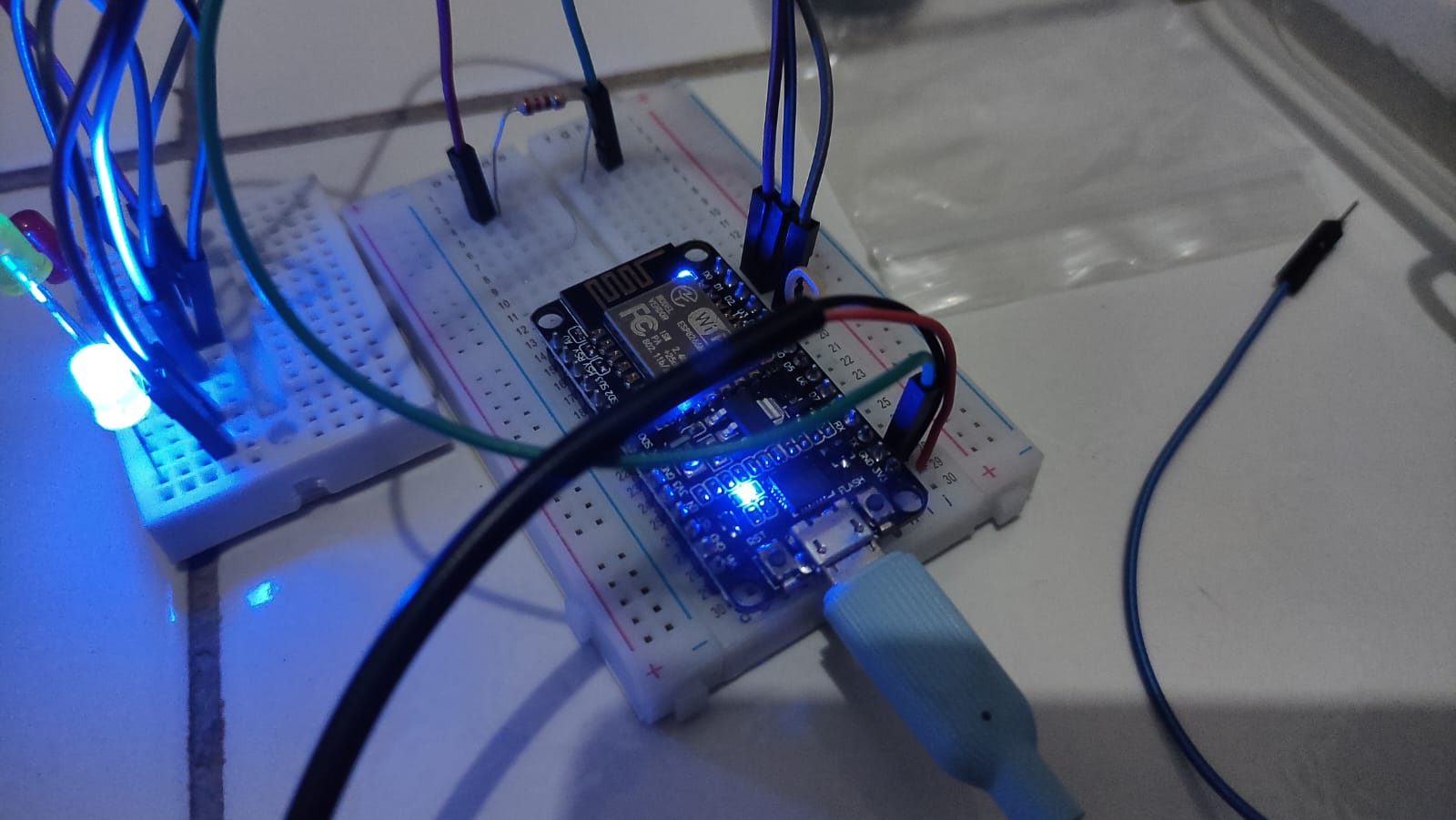 Rancang bangun pendeteksi suhu dengan NodeMCU slide 1