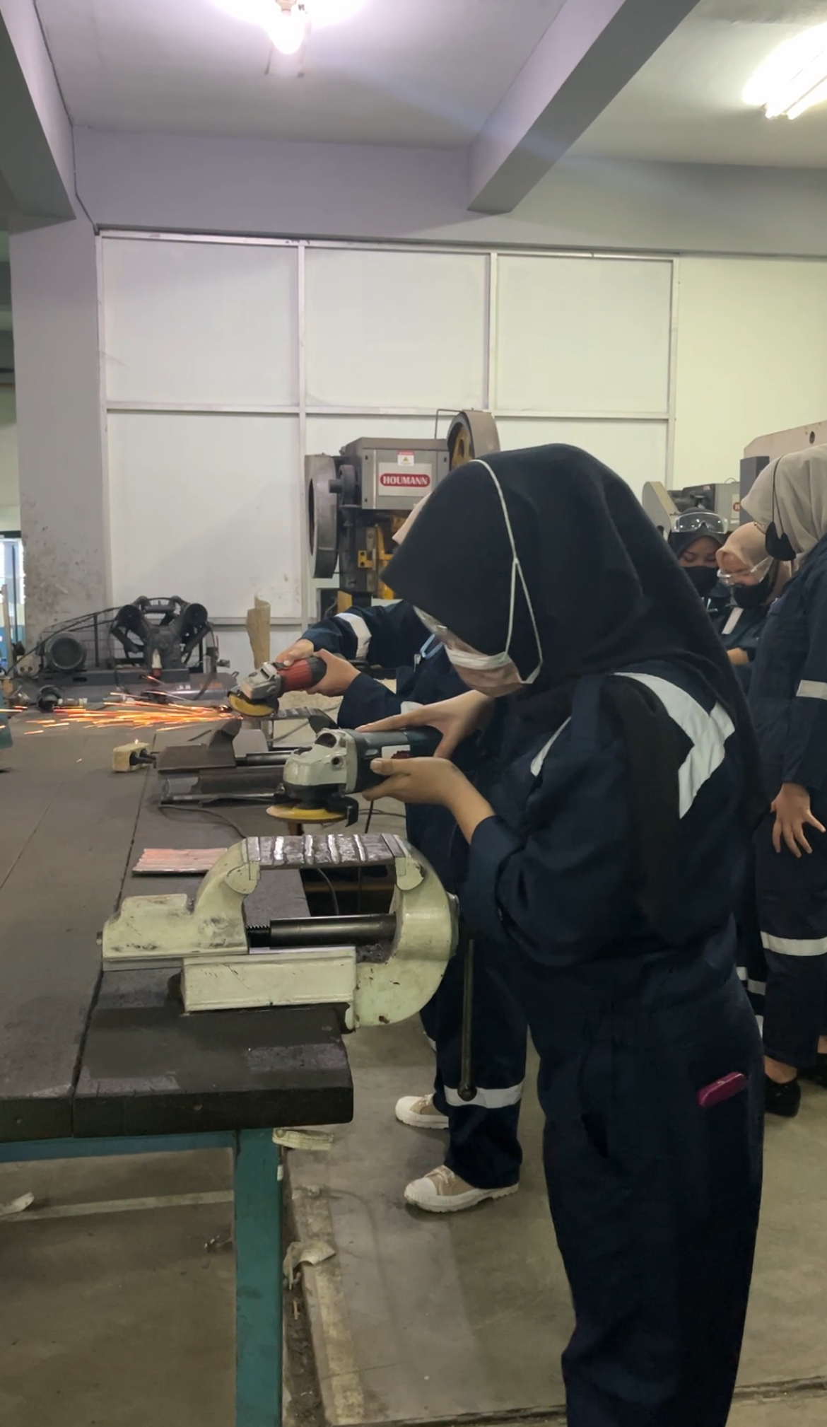 MESIN BUBUT DAN PENERAPAN K3 DI LINGKUNGAN KERJA